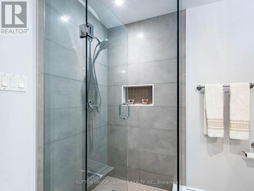 5437 Middleport Crescent, Mississauga, ON - Indoor Photo Showing Bathroom