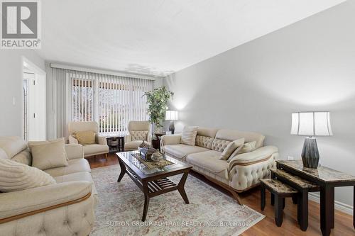 47 Sandy Drive, Hamilton, ON - Indoor Photo Showing Living Room