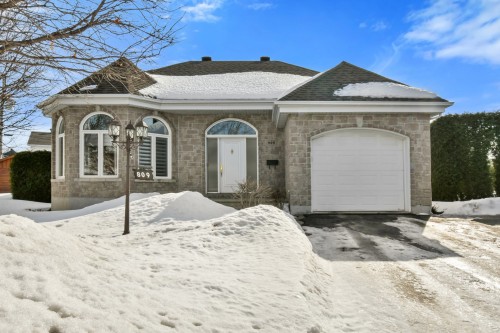 809 Rue Roger-Lemelin  Sainte-Julie, QC J3E 2J5