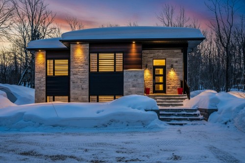 607 Ch. du Lac-Bertrand  Saint-Hippolyte, QC J8A 1C4