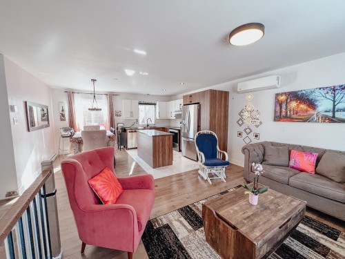 Salon - 12 Rue Roger, Saint-Philippe, QC - Indoor Photo Showing Living Room