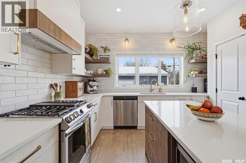 1041 4Th Street E, Saskatoon, SK - Indoor Photo Showing Kitchen With Stainless Steel Kitchen With Upgraded Kitchen