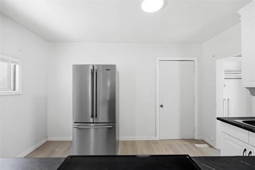 380 Tweed Avenue, Winnipeg, MB - Indoor Photo Showing Kitchen With Double Sink