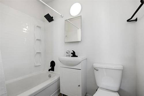 380 Tweed Avenue, Winnipeg, MB - Indoor Photo Showing Bathroom