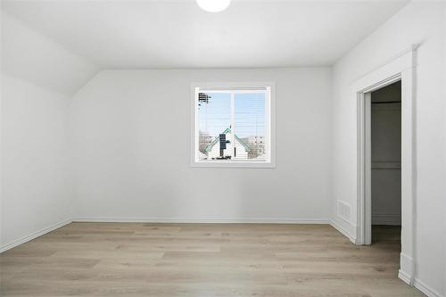 380 Tweed Avenue, Winnipeg, MB - Indoor Photo Showing Other Room