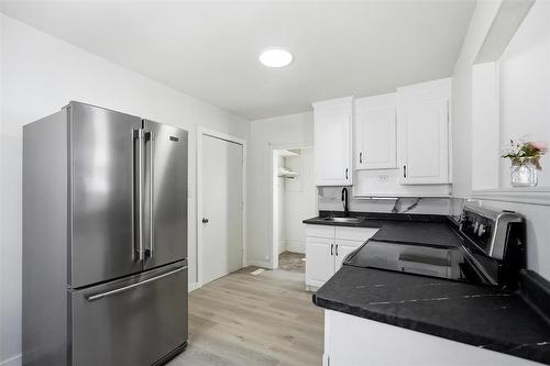 380 Tweed Avenue, Winnipeg, MB - Indoor Photo Showing Kitchen