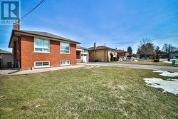 34 BELLEGLADE LOWER COURT  Toronto, ON M9M 2W4