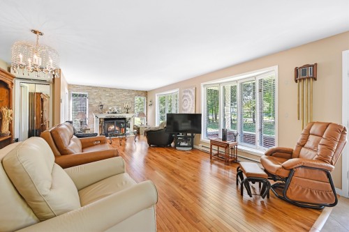 Salon - 216 Route 202 E., Bedford - Canton, QC - Indoor Photo Showing Living Room With Fireplace