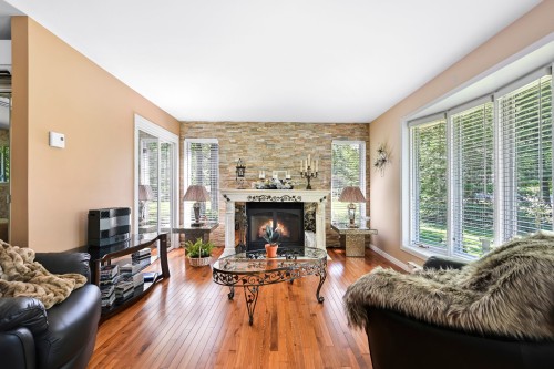 Salon - 216 Route 202 E., Bedford - Canton, QC - Indoor Photo Showing Living Room With Fireplace