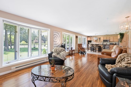 Salon - 216 Route 202 E., Bedford - Canton, QC - Indoor Photo Showing Living Room