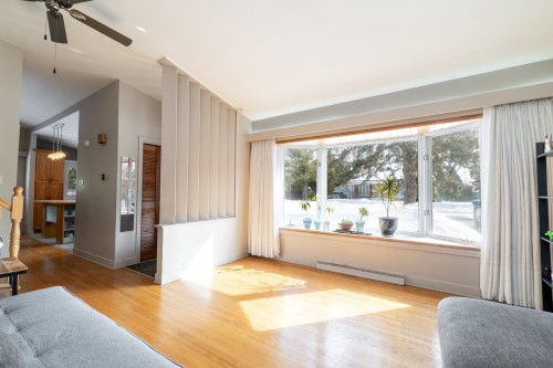 Salon - 129 Flamingo Drive, Beaconsfield, QC - Indoor Photo Showing Living Room