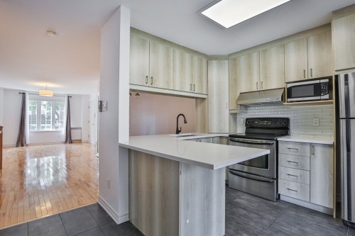 Cuisine - 2336 Rue Harriet-Quimby, Montréal (Saint-Laurent), QC - Indoor Photo Showing Kitchen