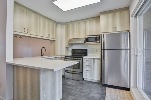 Cuisine - 2336 Rue Harriet-Quimby, Montréal (Saint-Laurent), QC - Indoor Photo Showing Kitchen