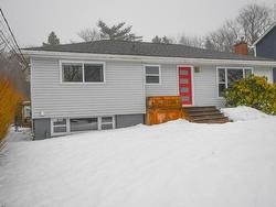 18 Macrae Avenue  Dartmouth, NS B2Y 1Z2
