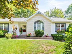 42 Canterbury Lane  Fall River, NS B2T 1A4