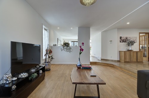 Salon - 9001 Crois. Rimouski, Brossard, QC - Indoor