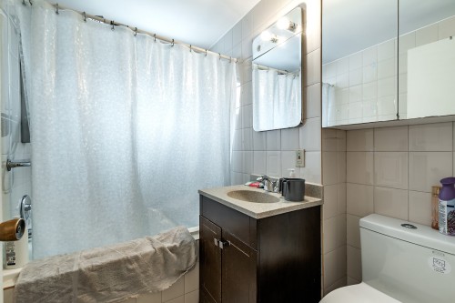 Bathroom - 5765  - 5767 Av. Fairside, Côte-Saint-Luc, QC - Indoor Photo Showing Bathroom