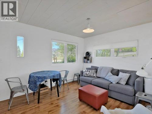 620 Boothe Road, Naramata, BC - Indoor Photo Showing Living Room