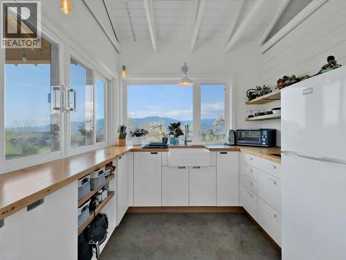 620 Boothe Road, Naramata, BC - Indoor Photo Showing Kitchen