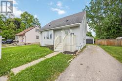 136 CHESTNUT AVENUE  Sarnia, ON N7T 4L8