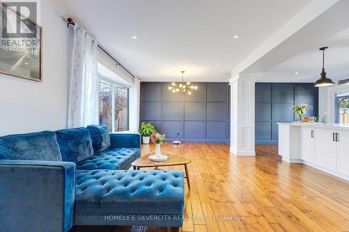 203 Montmorency Drive, Hamilton, ON - Indoor Photo Showing Living Room