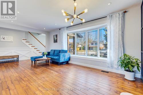 203 Montmorency Drive, Hamilton, ON - Indoor Photo Showing Living Room