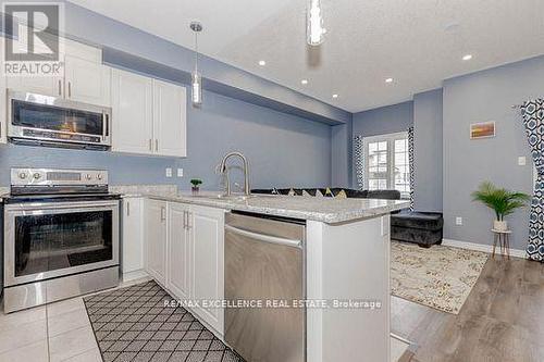 9 Hiscott Drive, Hamilton, ON - Indoor Photo Showing Kitchen