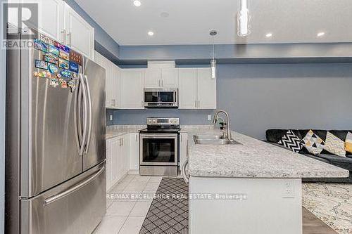 9 Hiscott Drive, Hamilton, ON - Indoor Photo Showing Kitchen With Upgraded Kitchen