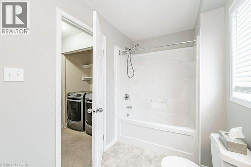 4pc bathroom for secondary bedrooms - 39 Brookfield Crescent, Kitchener, ON - Indoor Photo Showing Bathroom