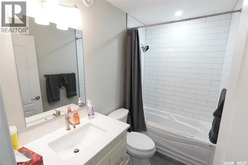 44 Crescent Drive, Avonlea, SK - Indoor Photo Showing Bathroom
