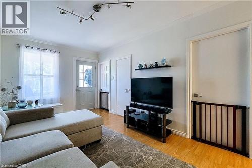 86 East 18Th Street, Hamilton, ON - Indoor Photo Showing Living Room