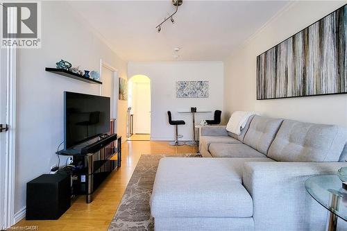 86 East 18Th Street, Hamilton, ON - Indoor Photo Showing Living Room