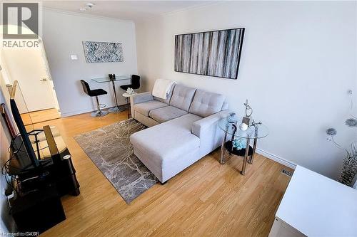 86 East 18Th Street, Hamilton, ON - Indoor Photo Showing Living Room