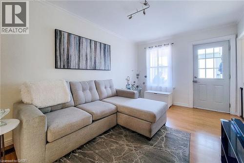 86 East 18Th Street, Hamilton, ON - Indoor Photo Showing Living Room