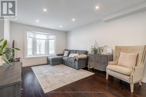 5042 Brady Avenue, Burlington, ON - Indoor Photo Showing Living Room