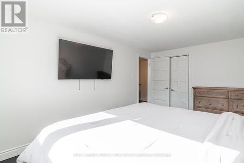5042 Brady Avenue, Burlington, ON - Indoor Photo Showing Bedroom