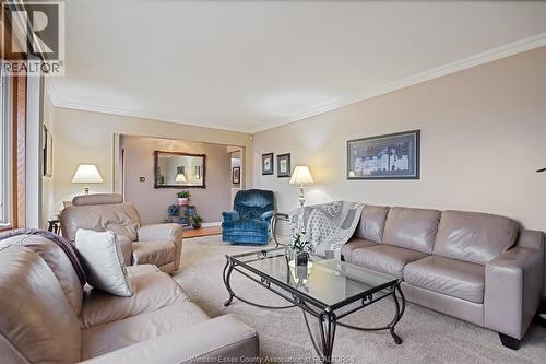 575 Middle Sideroad, Amherstburg, ON - Indoor Photo Showing Living Room