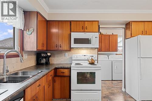 575 Middle Sideroad, Amherstburg, ON - Indoor Photo Showing Kitchen With Double Sink