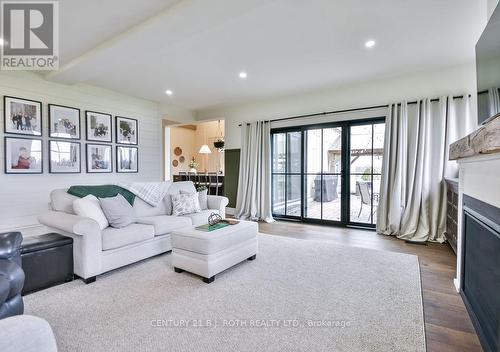 1803 Old Second Road N, Springwater, ON - Indoor Photo Showing Living Room