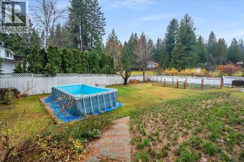 1408 Meadowbrook Drive, Castlegar, BC - Outdoor With Backyard