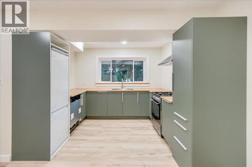 1408 Meadowbrook Drive, Castlegar, BC - Indoor Photo Showing Kitchen