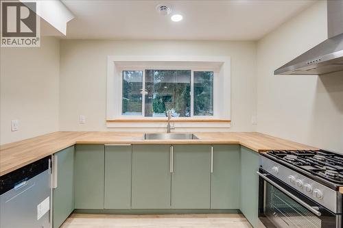 1408 Meadowbrook Drive, Castlegar, BC - Indoor Photo Showing Kitchen