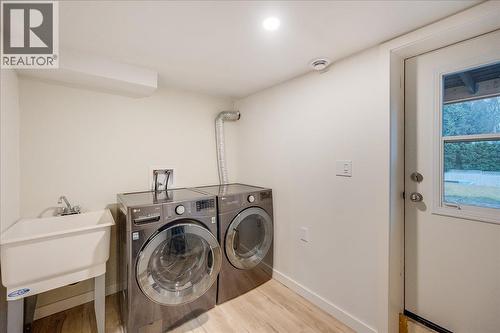 1408 Meadowbrook Drive, Castlegar, BC - Indoor Photo Showing Laundry Room