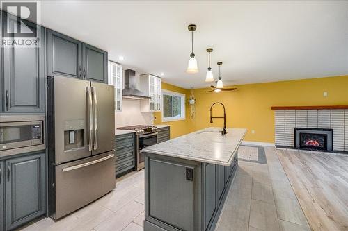 1408 Meadowbrook Drive, Castlegar, BC - Indoor Photo Showing Kitchen With Upgraded Kitchen