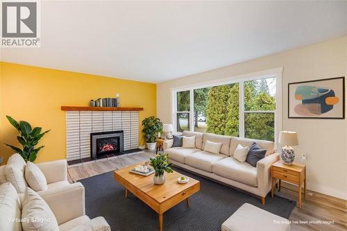1408 Meadowbrook Drive, Castlegar, BC - Indoor Photo Showing Living Room With Fireplace
