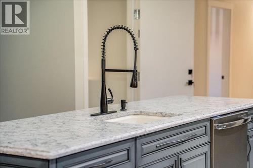 1408 Meadowbrook Drive, Castlegar, BC - Indoor Photo Showing Kitchen With Upgraded Kitchen