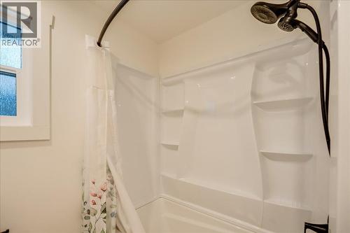 1408 Meadowbrook Drive, Castlegar, BC - Indoor Photo Showing Bathroom
