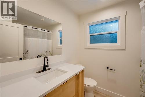 1408 Meadowbrook Drive, Castlegar, BC - Indoor Photo Showing Bathroom