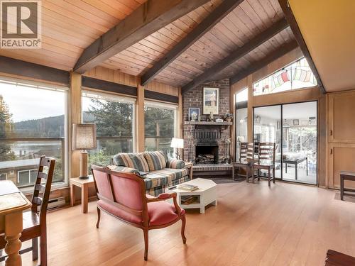 534 Beachview Drive, North Vancouver, BC - Indoor Photo Showing Living Room With Fireplace