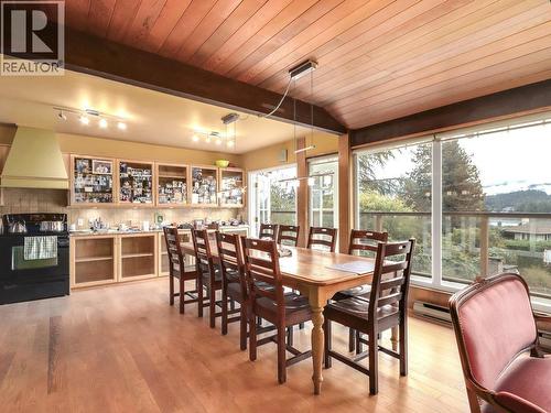 534 Beachview Drive, North Vancouver, BC - Indoor Photo Showing Dining Room